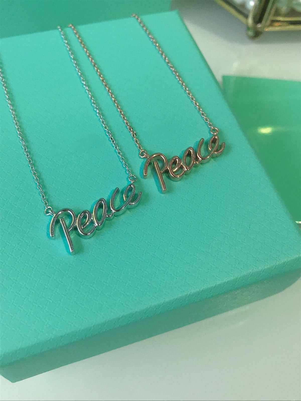 [Dawnora Jewelry]PEACE TEXT PEDANT NECKLACE