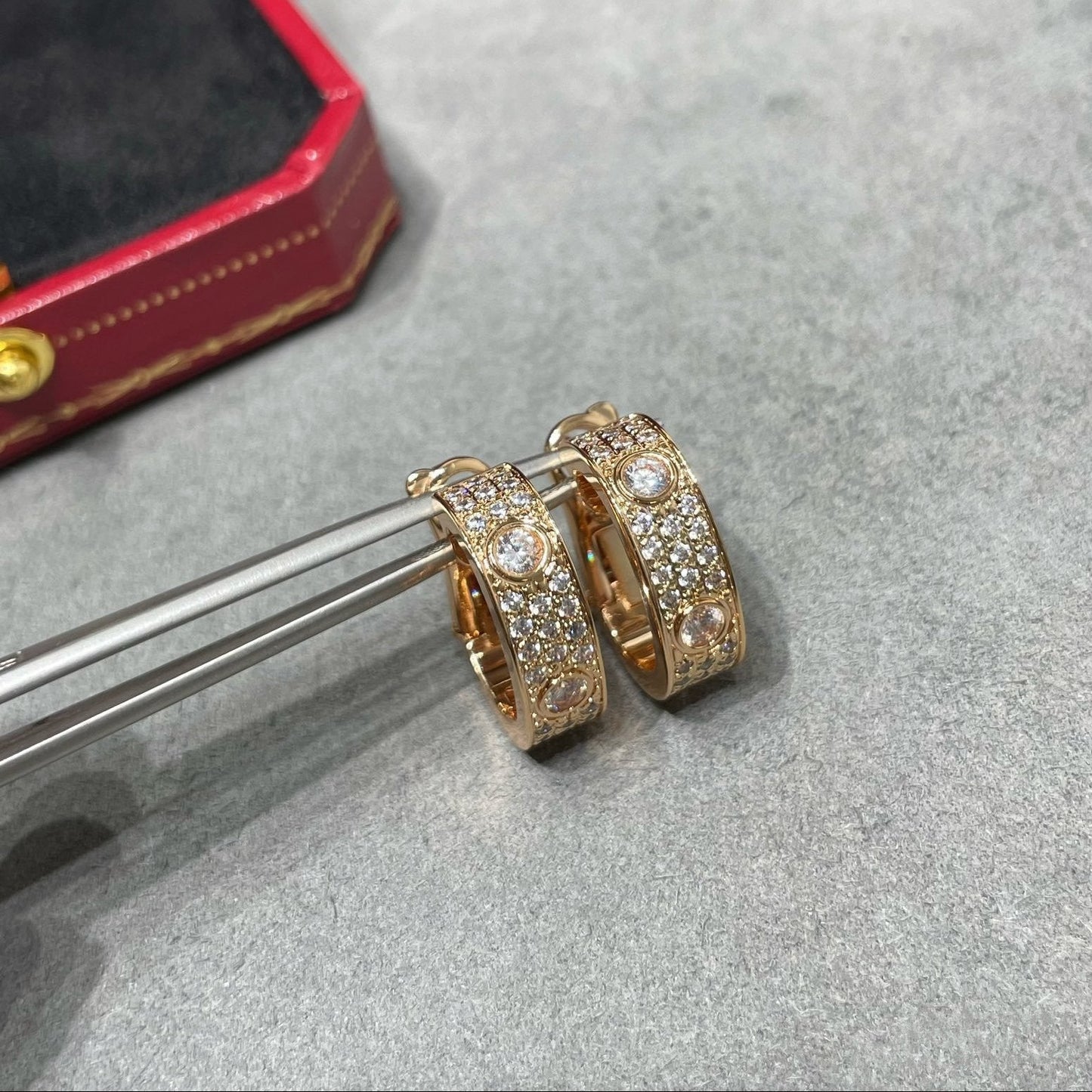 [Dawnora Jewelry]LOVE 5.5MM DIAMOND PAVED EARRINGS