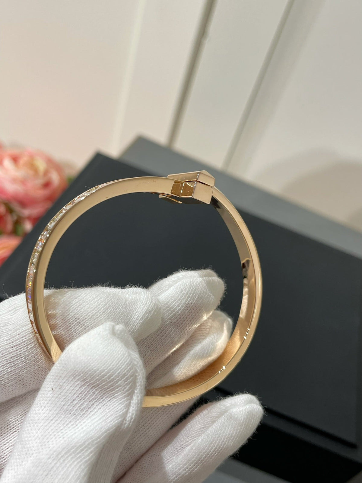 [Dawnora Jewelry]WIDE HINGED BANGLE PINK GOLD WITH BAGUETTE DIAMONDS