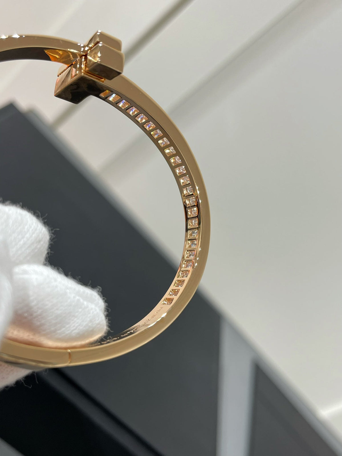 [Dawnora Jewelry]WIDE HINGED BANGLE PINK GOLD WITH BAGUETTE DIAMONDS