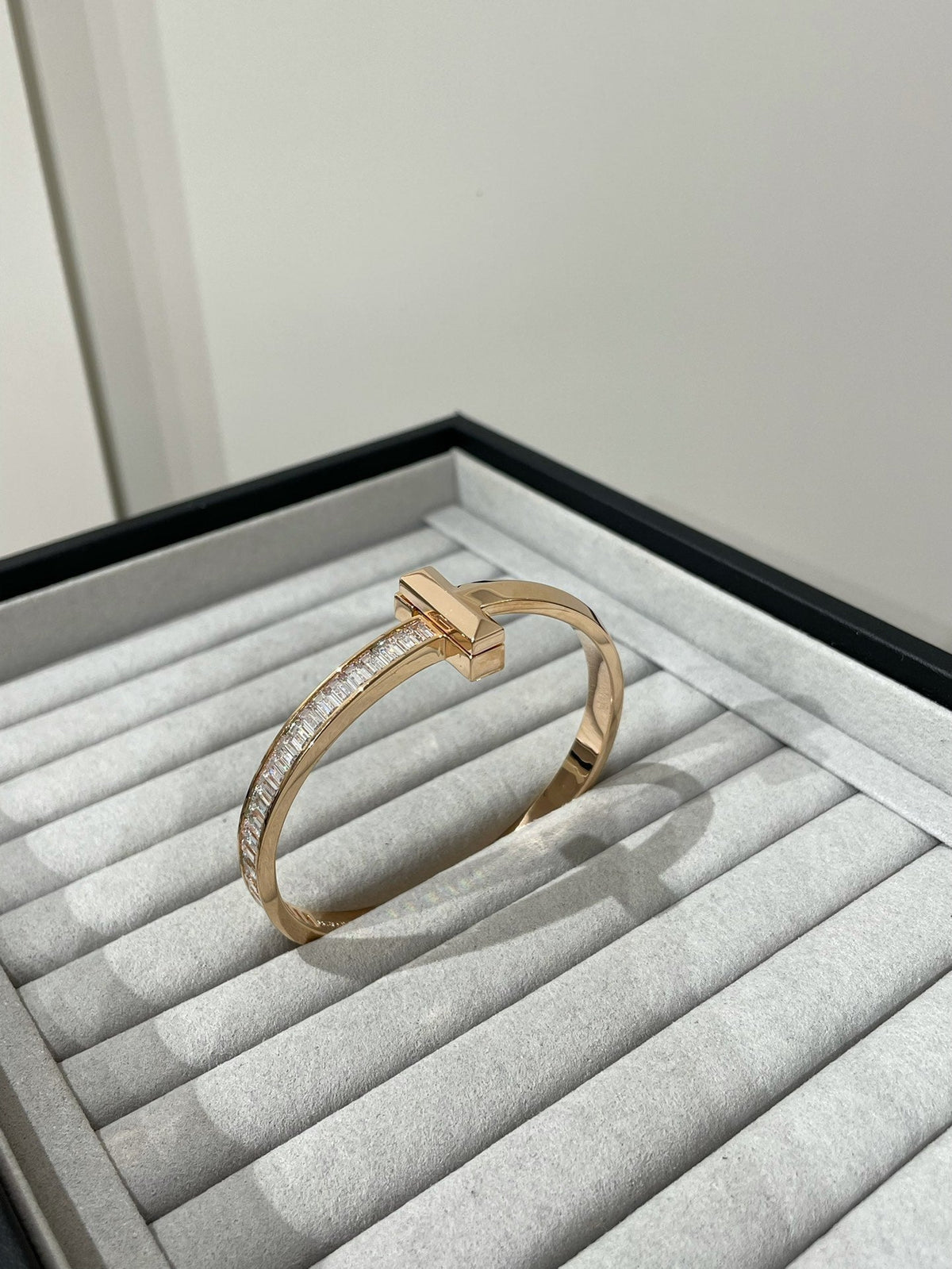 [Dawnora Jewelry]WIDE HINGED BANGLE PINK GOLD WITH BAGUETTE DIAMONDS