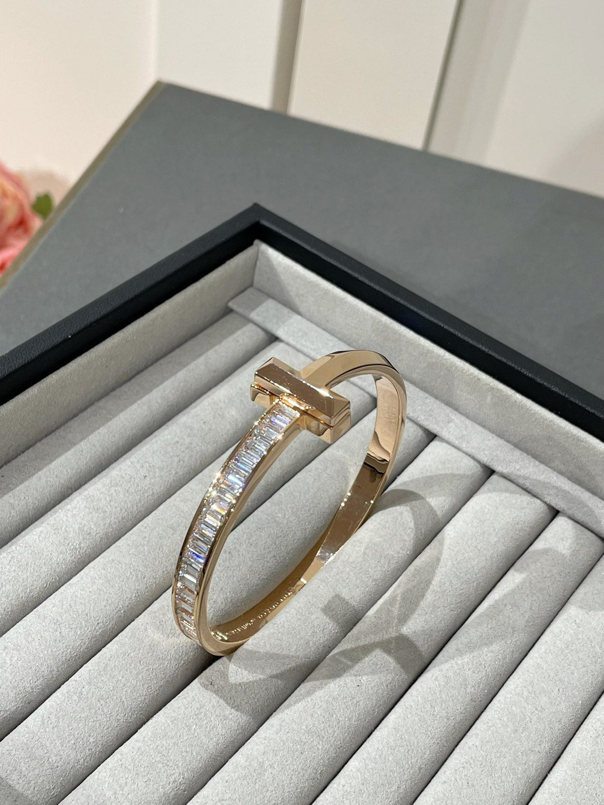 [Dawnora Jewelry]WIDE HINGED BANGLE PINK GOLD WITH BAGUETTE DIAMONDS