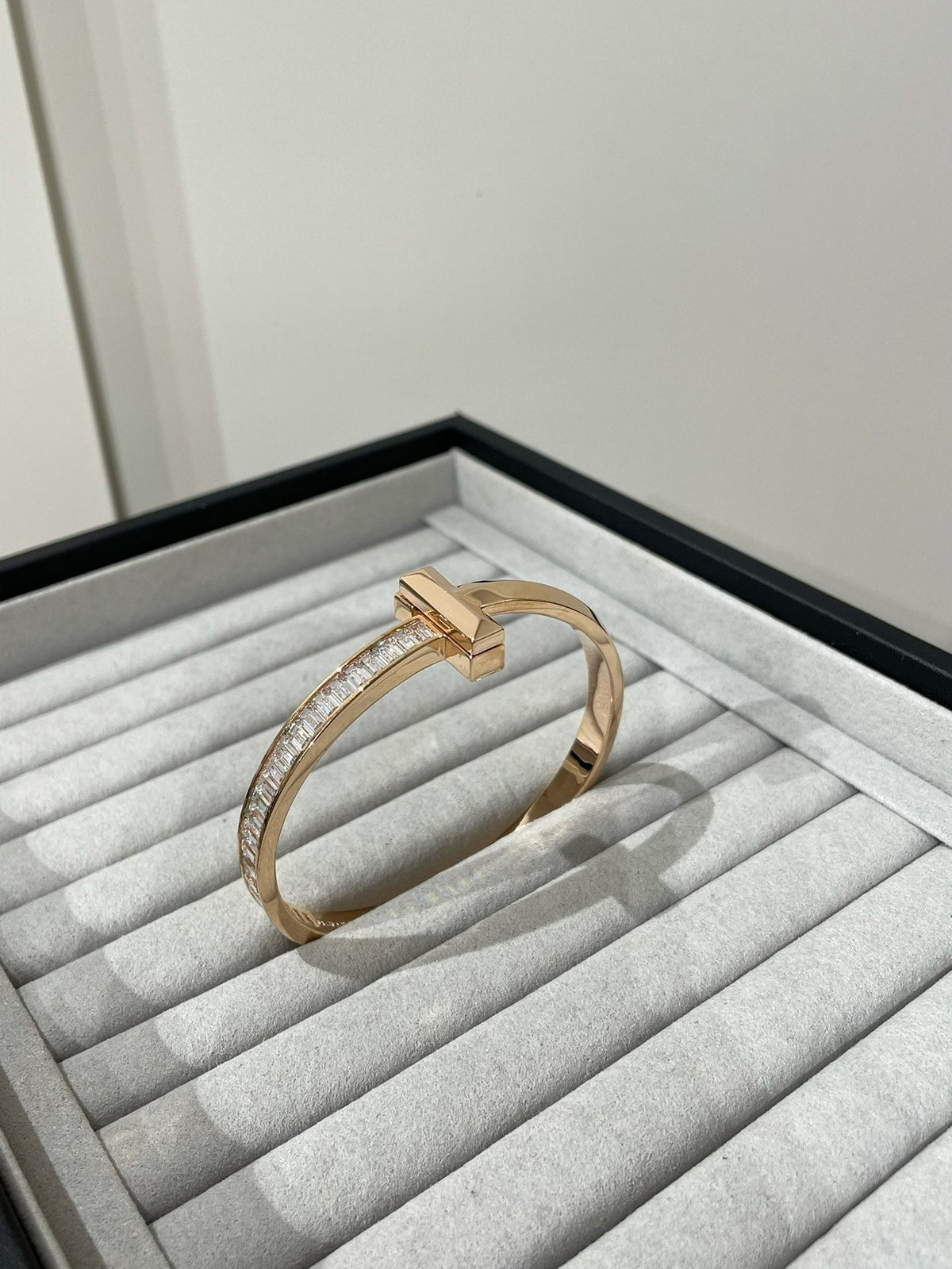 [Dawnora Jewelry]WIDE HINGED BANGLE PINK GOLD WITH BAGUETTE DIAMONDS