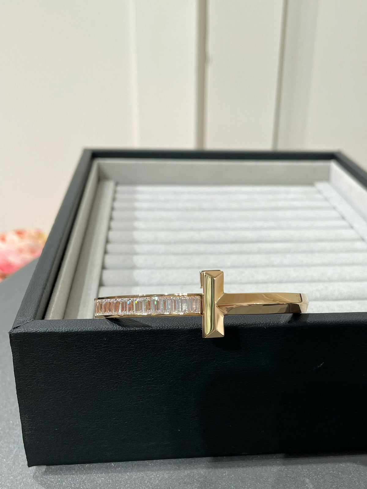 [Dawnora Jewelry]WIDE HINGED BANGLE PINK GOLD WITH BAGUETTE DIAMONDS