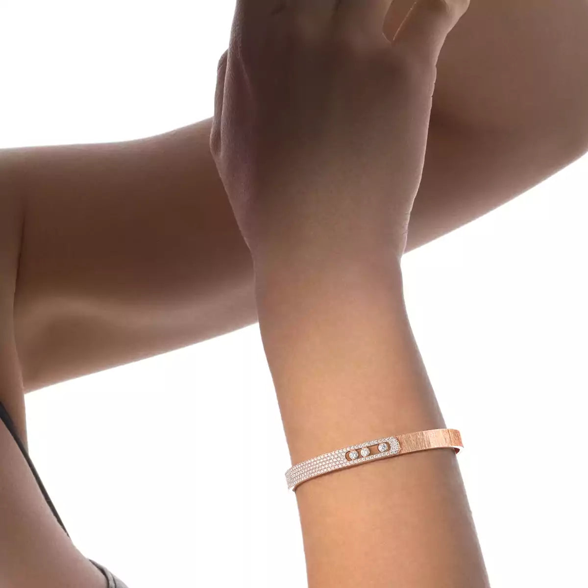 [Dawnora Jewelry]Move Noa Ciselé half pavé bangle